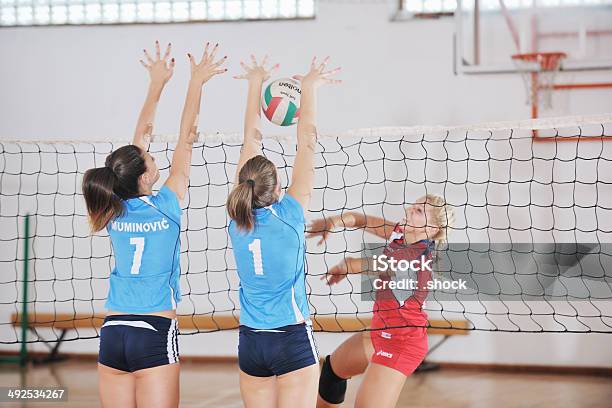 Niñas Jugando Voleibol De Juegos Bajo Techo Foto de stock y más banco de imágenes de Acontecimiento - Acontecimiento, Actividad, Adulto