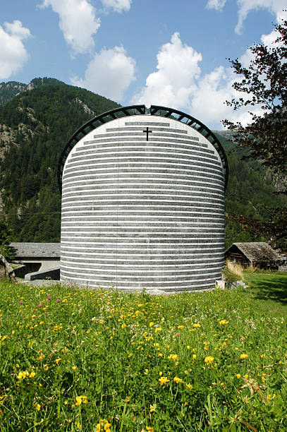 церковь mogno на швейцарские альпы - mogno стоковые фото и изображения