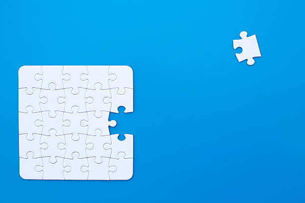 branco sobre azul tabela de'puzzles' - teamwork absence blank jigsaw puzzle imagens e fotografias de stock