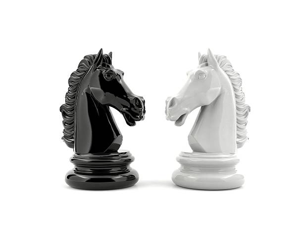 cavaleiro de xadrez preto e branco cavaleiro de xadrez de enfrentar todos - chess knight imagens e fotografias de stock