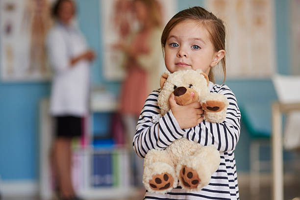 graças aos meus brinquedo penso guardar - sick girl imagens e fotografias de stock