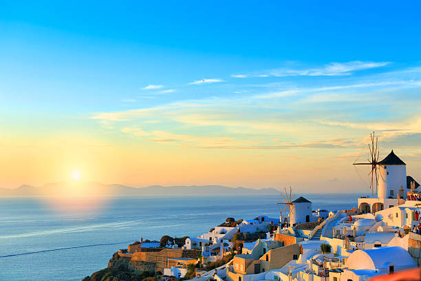 sonnenuntergang und oia auf santorini - santorini greece oia sunset stock-fotos und bilder