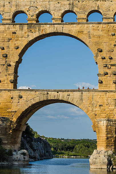 le pont du gard, ancien pont romain en-provence, france - aqueduct roman ancient rome pont du gard photos et images de collection
