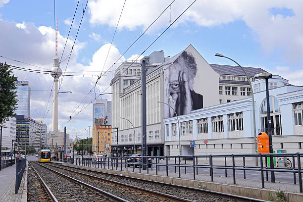 Amarelo eléctrico em Berlim Alexanderplatz. - fotografia de stock