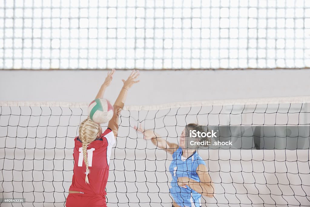 Filles jouer au volleyball jeu d'intérieur - Photo de Activité libre de droits