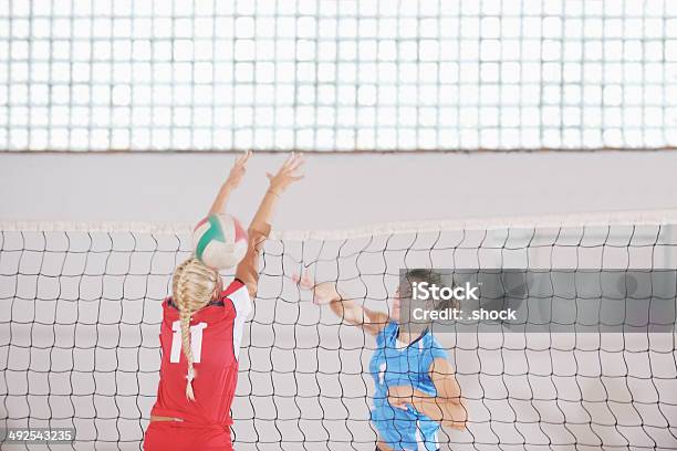 Photo libre de droit de Filles Jouer Au Volleyball Jeu Dintérieur banque d'images et plus d'images libres de droit de Activité - Activité, Adulte, Compétition