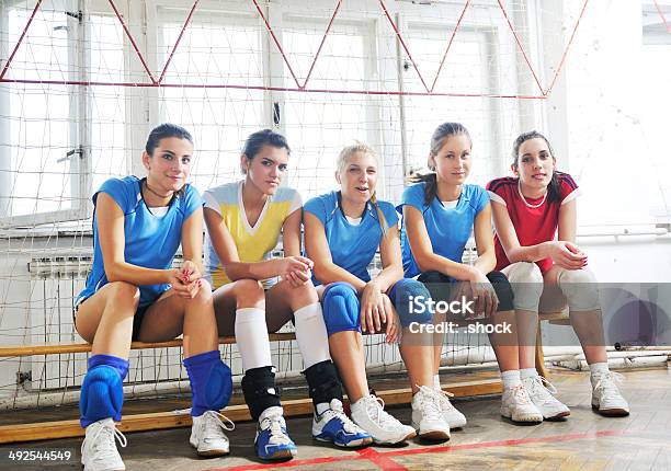 Meninas Jogando Voleibol Jogo Interior - Fotografias de stock e mais imagens de Adulto - Adulto, Atividade, Bater - Atividade Física