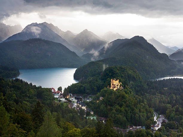 lac alpsee et château de hohenschwangau - neuschwanstein photos et images de collection
