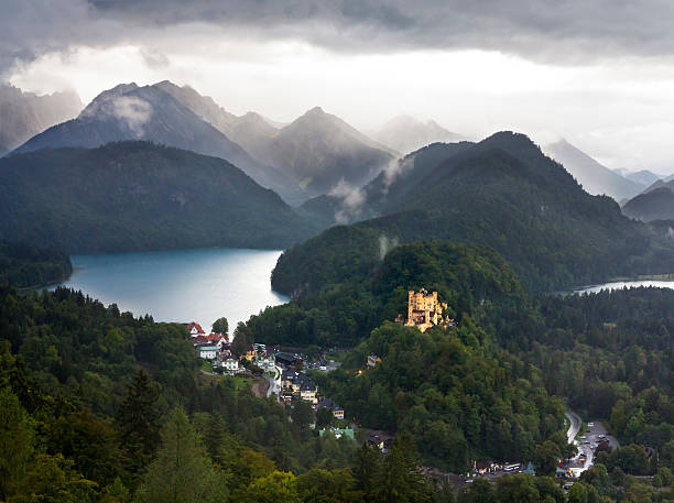 lago alpsee e castelo hohenschwangau - hohenschwangau castle - fotografias e filmes do acervo