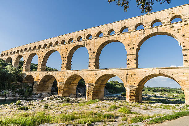 le pont du gard, ancien pont romain en-provence, france - aqueduct roman ancient rome pont du gard photos et images de collection