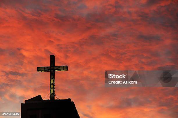 Katholische Kirche Mit Der Red Sky Hintergrund Stockfoto und mehr Bilder von Abenddämmerung - Abenddämmerung, Abtei, Bedeckter Himmel