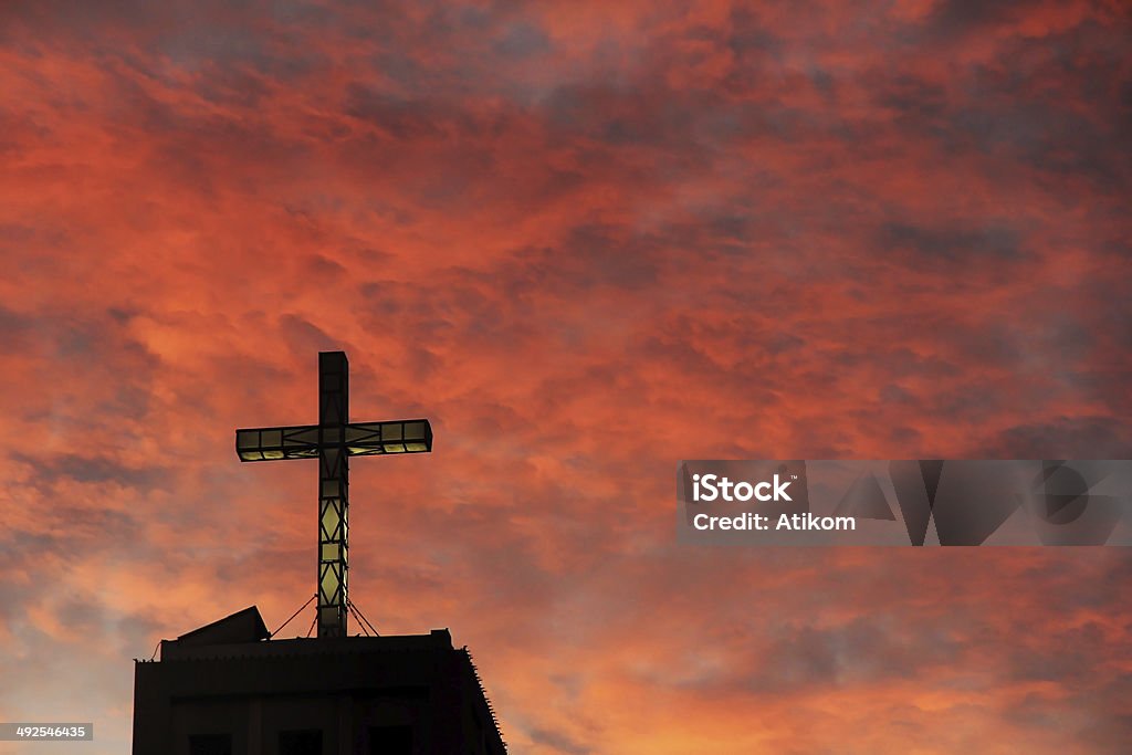 Католическая церковь с красный Фон неба - Стоковые фото Аббатство роялти-фри