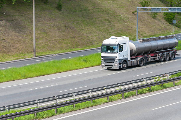 cisterna caminhão em uma estrada - milk tanker truck highway trucking - fotografias e filmes do acervo