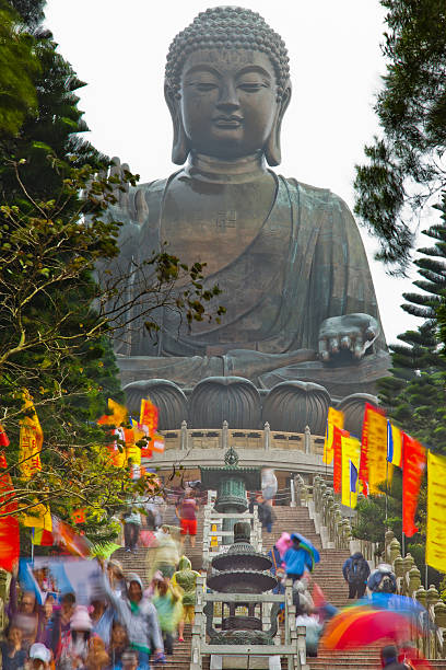 большой бронзовая статуя будды - wolk стоковые фото и изображения