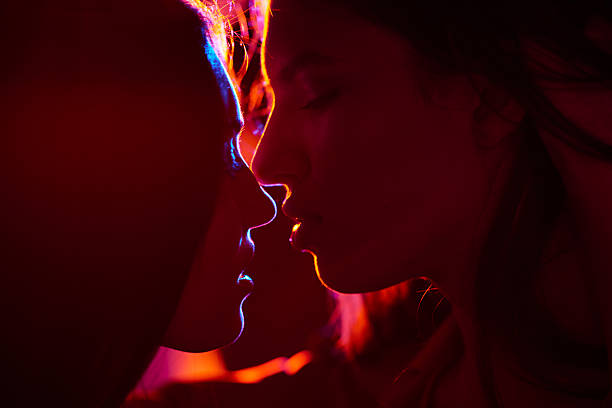 страстный женщина kiss - lesbian homosexual kissing homosexual couple стоковые фото и изображения