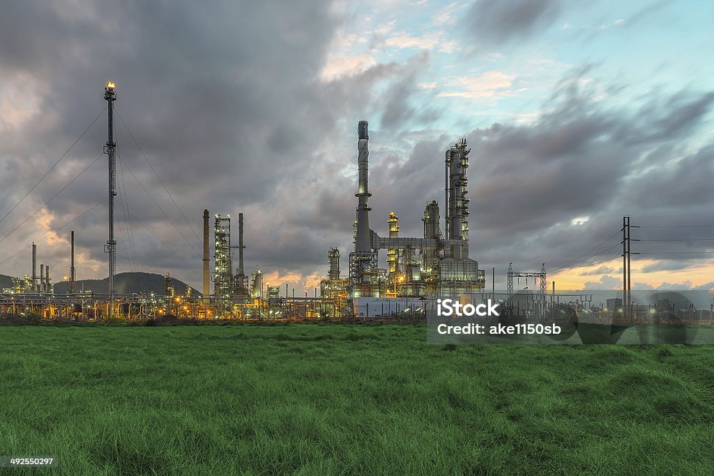Öl-Raffinerie in der Dämmerung  - Lizenzfrei Auto Stock-Foto