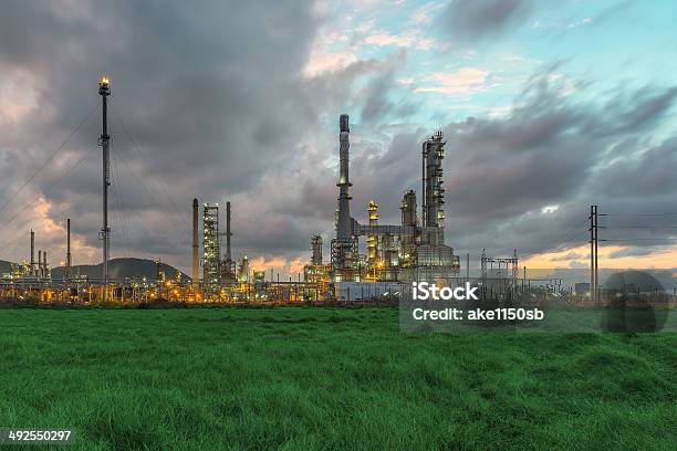 Ölraffinerie In Der Dämmerung Stockfoto und mehr Bilder von Auto - Auto, Bauen, Baugewerbe