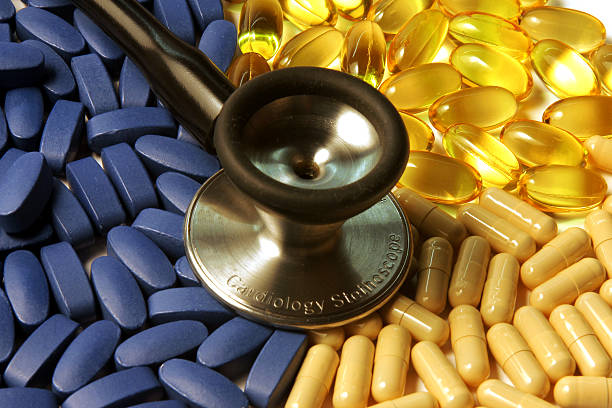diferentes tipos de remédios e estetoscópio - vitamin pill lecithin group of objects capsule - fotografias e filmes do acervo
