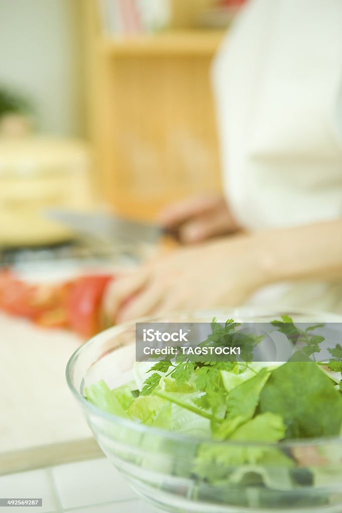 Kerbelkrautsalat und Tomaten schneiden von Frauen - Lizenzfrei Essgeschirr Stock-Foto
