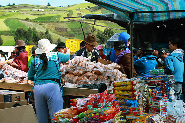 エクアドル民族女性のペストリーを販売する - オタバロ ストックフォトと画像