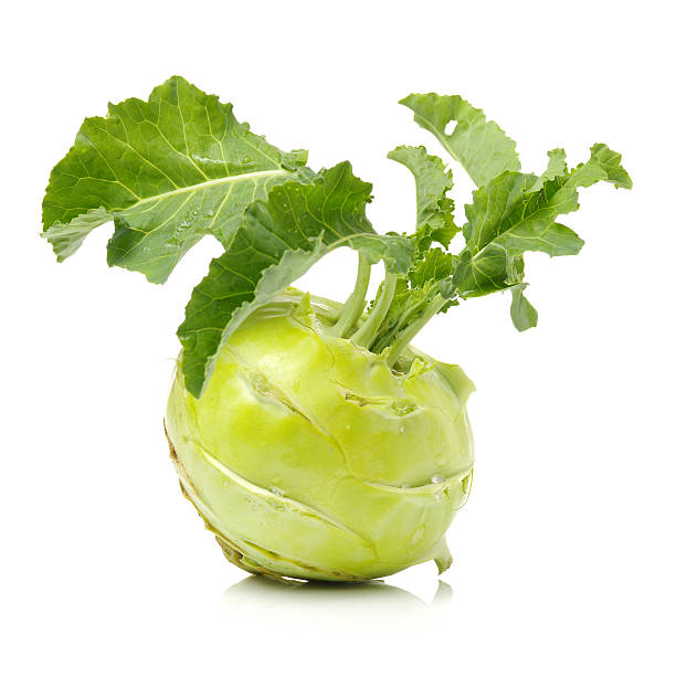 colirrábano con verdes frescas hojas - kohlrabi turnip kohlrabies cabbage fotografías e imágenes de stock