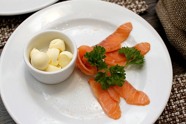 salmón con una yema de huevo - sibiria fotografías e imágenes de stock