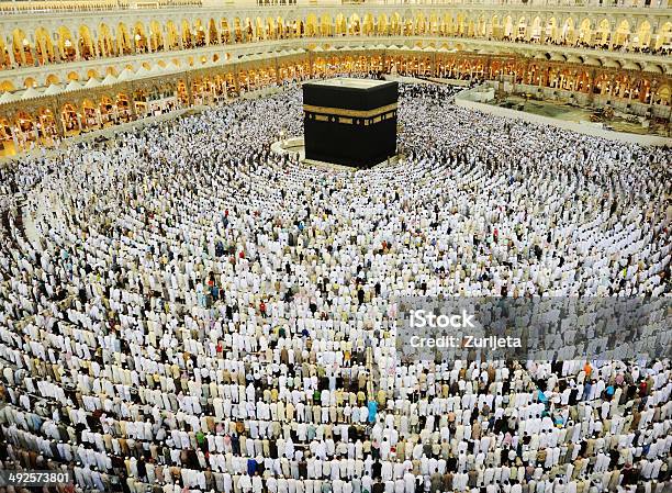 Kaaba In Mecca Musulmana Gente Pregare Insieme Al Luogo Sacro - Fotografie stock e altre immagini di Kaaba