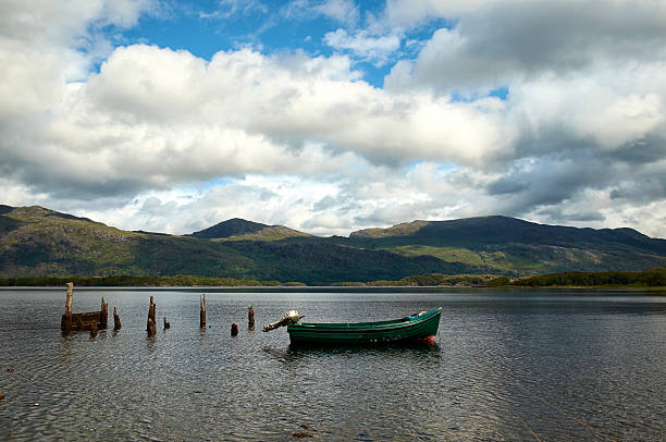 lago maree escócia paisagem - loch rowboat lake landscape imagens e fotografias de stock