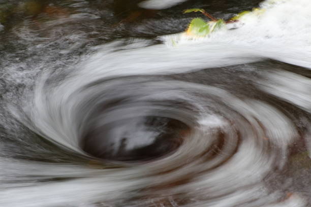 vórtex desfocadas em água com spray e galhos de bétula - green sea whirlpool bubble - fotografias e filmes do acervo