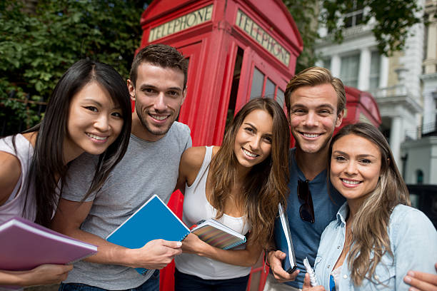 gruppe von austauschstudenten in london - pay phone telephone people women stock-fotos und bilder