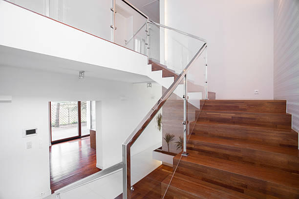 holz treppe mit elegante balustrade - balaustrade stock-fotos und bilder