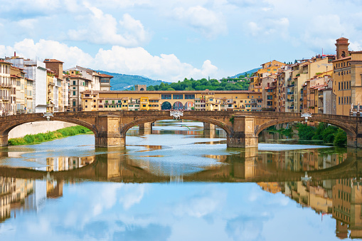 Río Arno y Ponte Vecchio de Florencia, Italia. photo