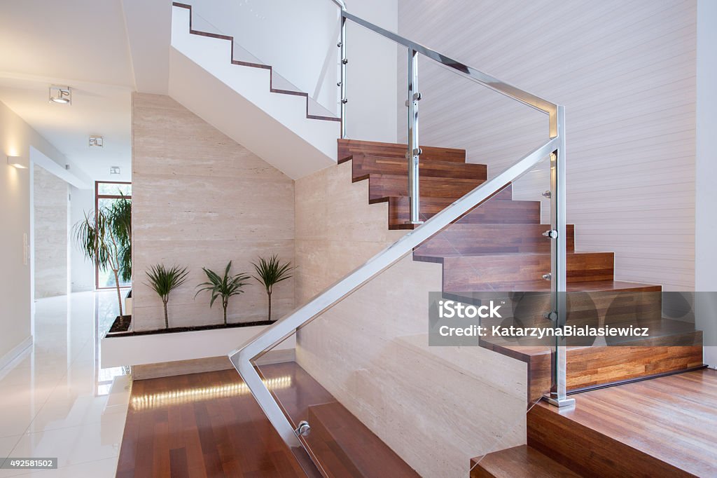 Un élégant escalier en intérieur clair - Photo de Escalier libre de droits