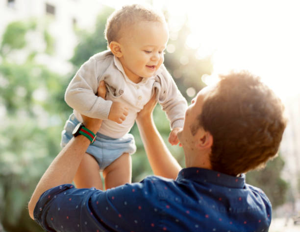 Pai e bebê ao ar livre - foto de acervo