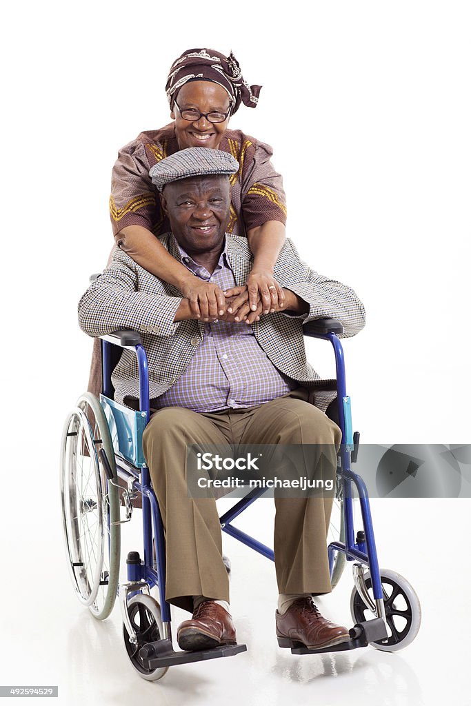 Foto de una mujer africana abrazándose marido para personas con discapacidades - Foto de stock de 70-79 años libre de derechos