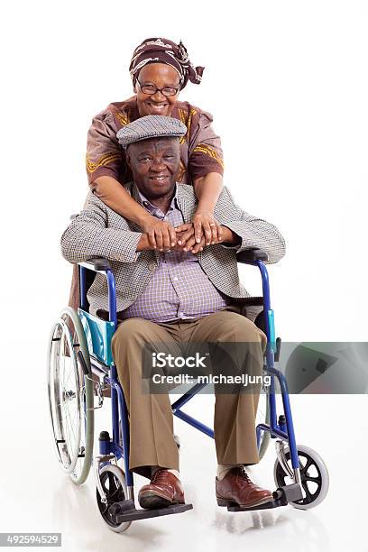 Foto De Una Mujer Africana Abrazándose Marido Para Personas Con Discapacidades Foto de stock y más banco de imágenes de 70-79 años