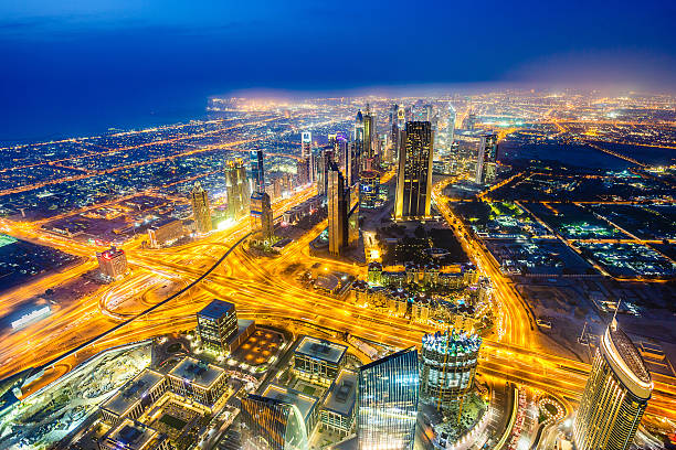 moderno paesaggio urbano di dubai, al crepuscolo, emirati arabi uniti - night cityscape dubai long exposure foto e immagini stock