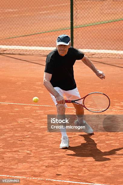 Aktiver Senior Mensch Tennisspielen Stockfoto und mehr Bilder von 70-79 Jahre - 70-79 Jahre, Aktiver Lebensstil, Aktiver Senior