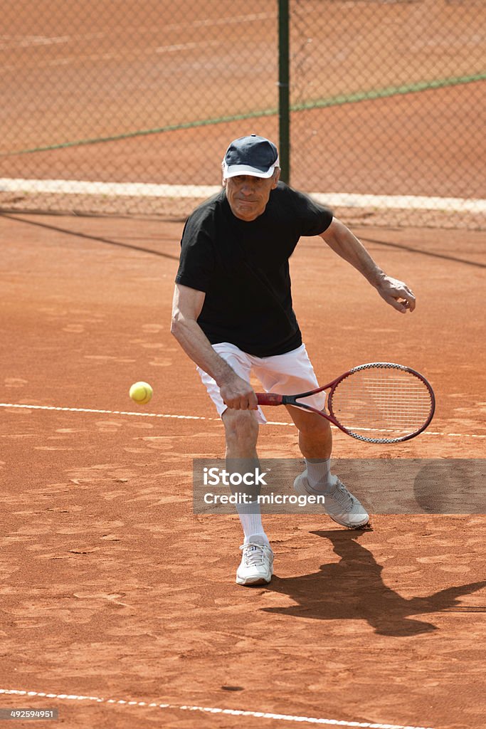 Active uomo anziano, giocare a tennis - Foto stock royalty-free di 70-79 anni