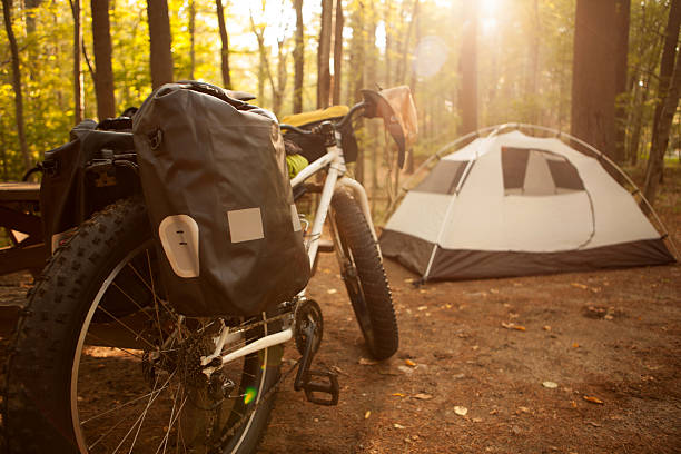 Bikepacking 설정 시 campsite. 스톡 사진