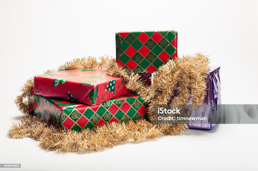 Pilha de Natal presentes Hoiday temático - Foto de stock de Bola de Árvore de Natal royalty-free