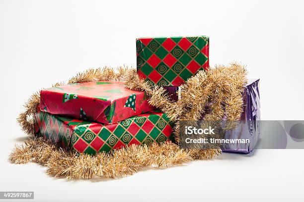 Foto de Pilha De Natal Presentes Hoiday Temático e mais fotos de stock de Bola de Árvore de Natal - Bola de Árvore de Natal, Branco, Caixa - Recipiente