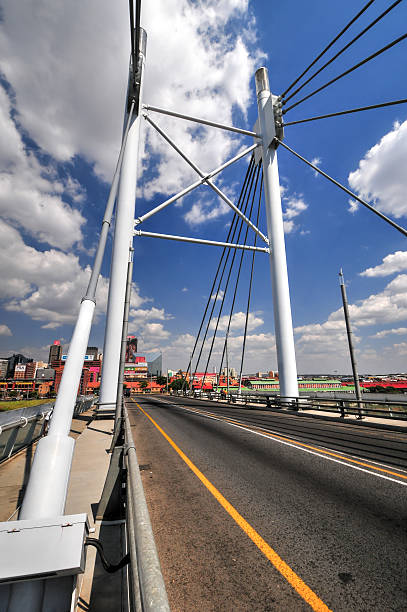 puente de nelson mandela, johannesburgo, sudáfrica - nelson mandela bridge bridge cityscape south africa fotografías e imágenes de stock