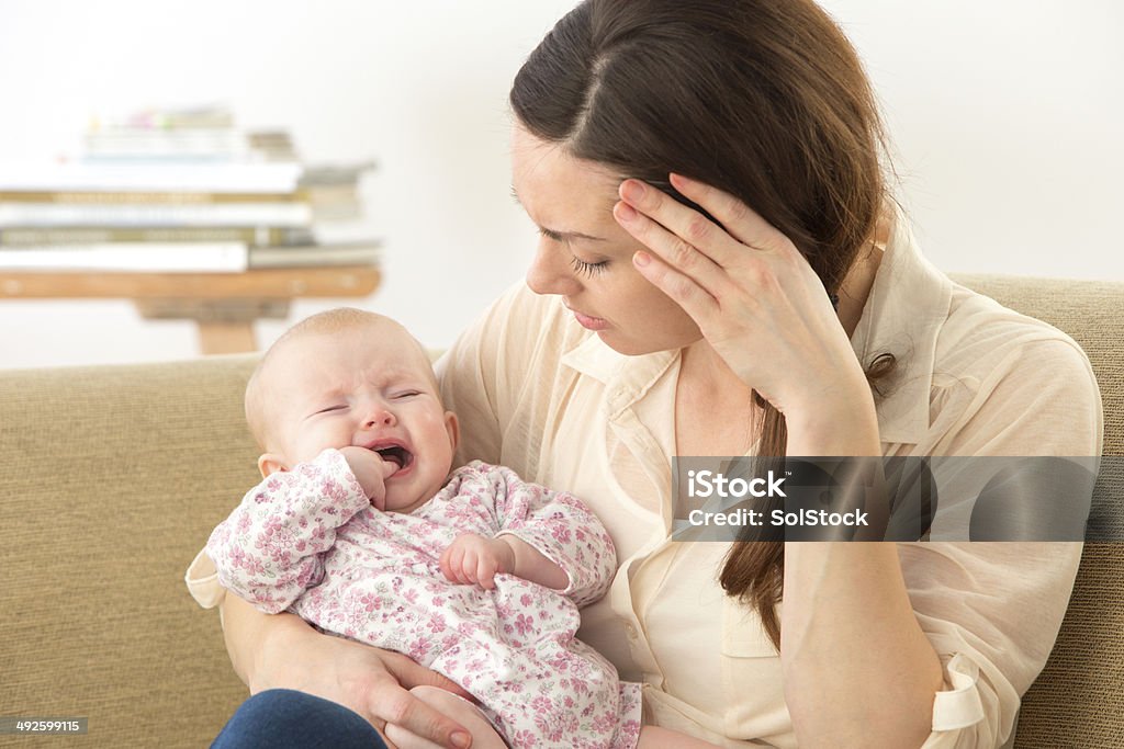 Preocupado mãe com bebê Teething chateado - Foto de stock de Borracha de Dentição royalty-free