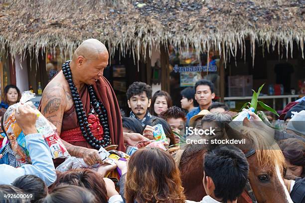 アボットのワイルドケイヴゴールドの馬の寺院 - アジアおよびインド民族のストックフォトや画像を多数ご用意 - アジアおよびインド民族, アジア大陸, アジア文化