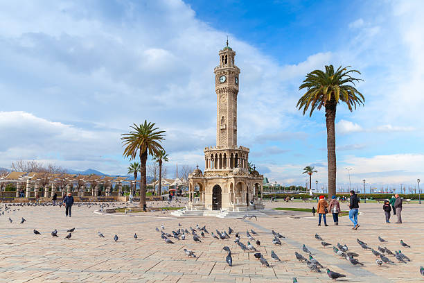 doves e a persone per konak square, izmir - izmir turkey konak clock tower foto e immagini stock