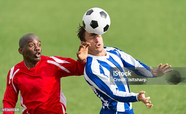 Photo libre de droit de Deux Joueurs En Action banque d'images et plus d'images libres de droit de Faire une tête - Faire une tête, Ballon de football, Football