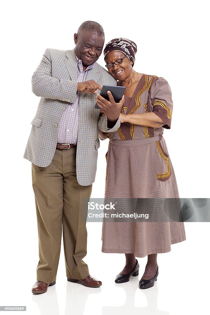 Antigua pareja africana usando tableta - Foto de stock de Fondo blanco libre de derechos
