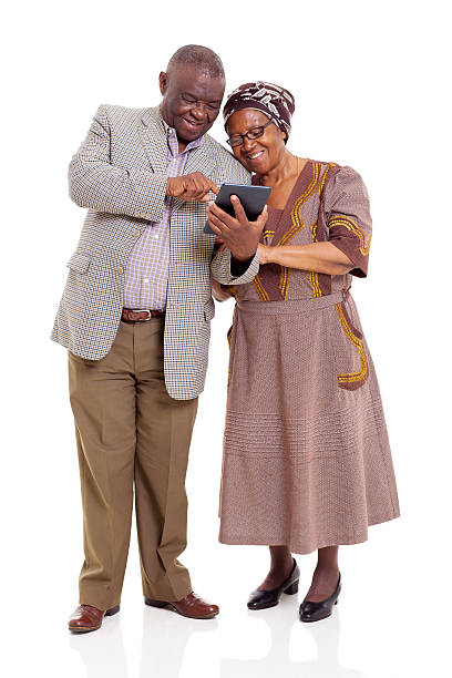 antigua pareja africana usando tableta - standing digital tablet couple love fotografías e imágenes de stock