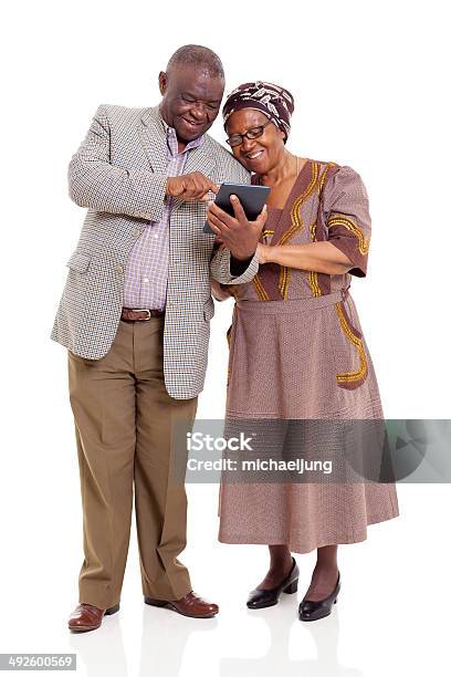 Antigua Pareja Africana Usando Tableta Foto de stock y más banco de imágenes de Fondo blanco - Fondo blanco, Tercera edad, Afrodescendiente
